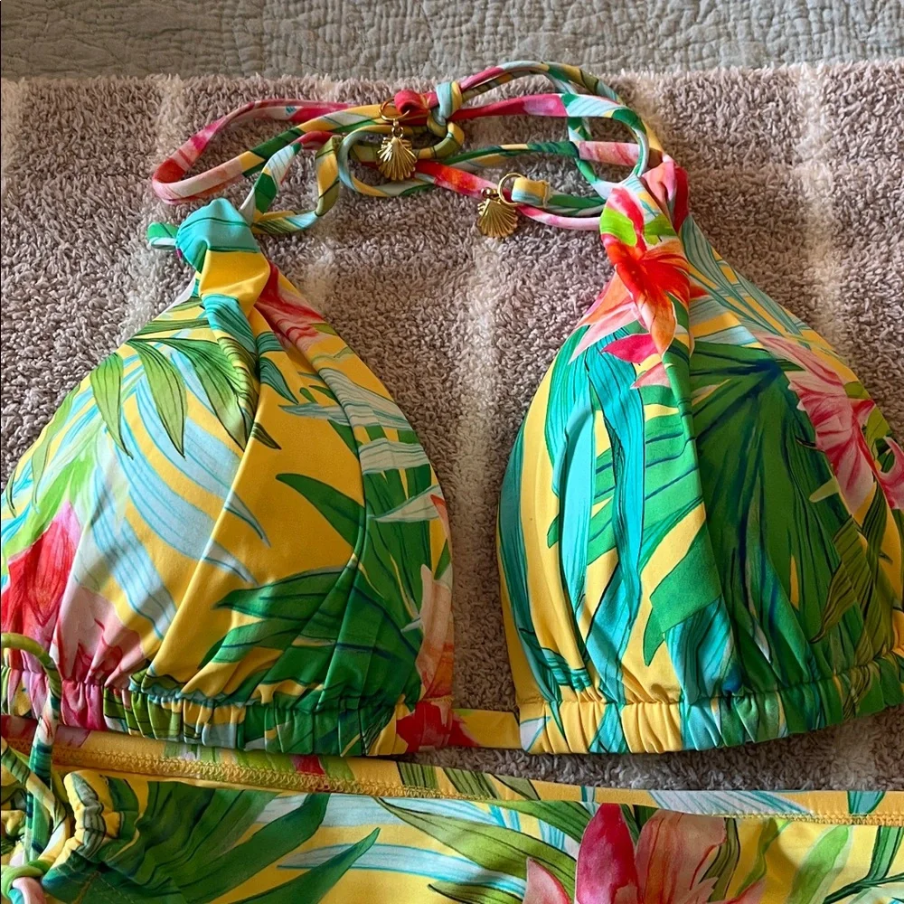 La Blanca Tropical Floral Bikini Set. Top size 6 Bottoms are size 8. - Picture 2 of 3